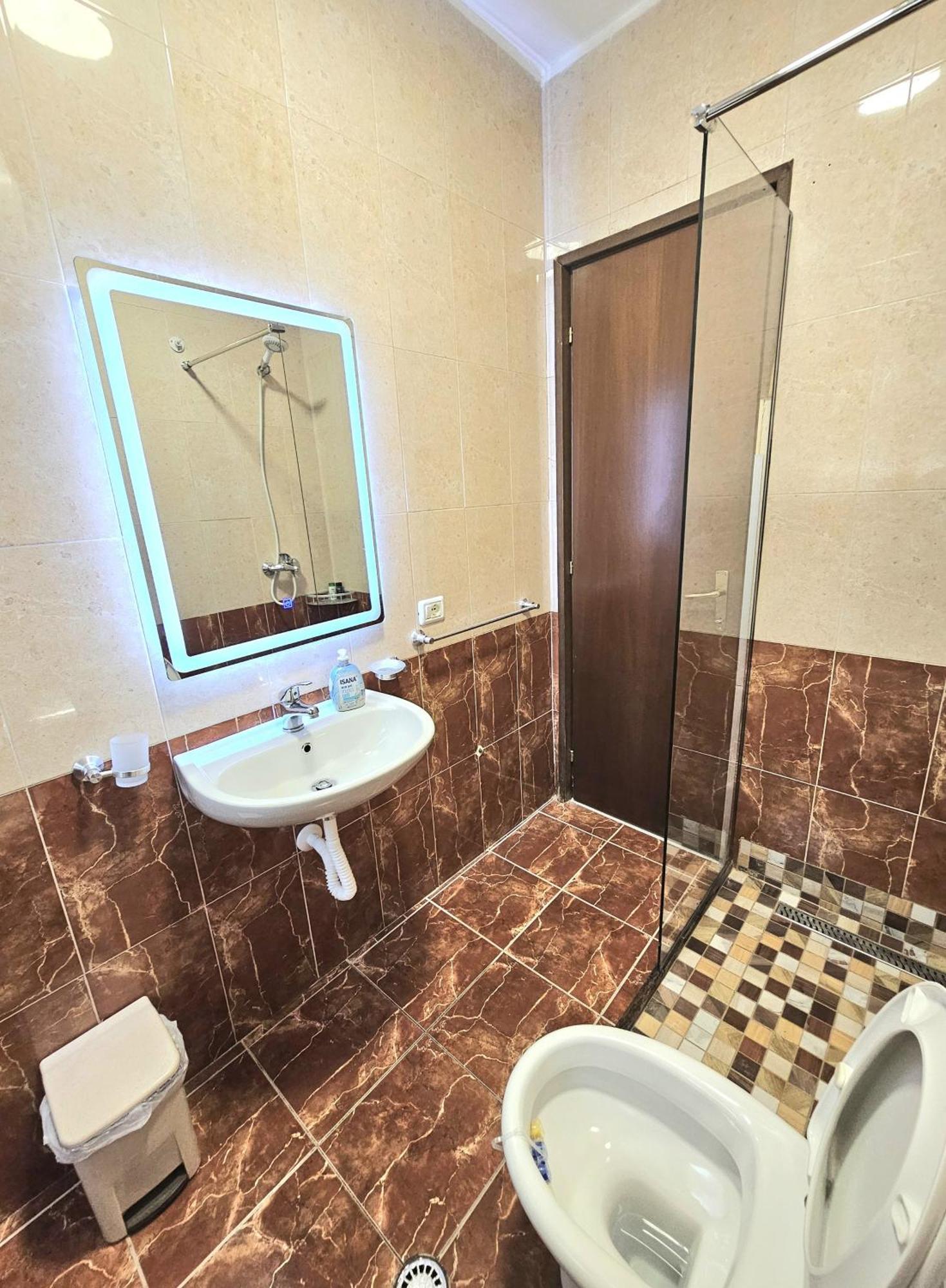 Cozy 1 Bedroom Apartment Near Parks, Cafes & Restaurants Tirana Exteriör bild